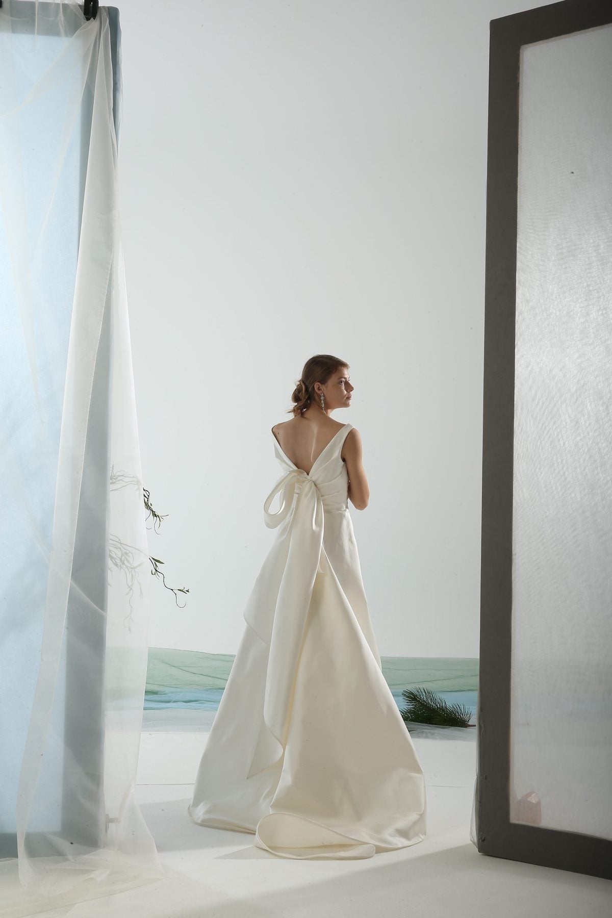 le-spose-di-gio-sleeveless-a-line-wedding-dress-with-back-detailing-33702705-e1533062420299-1200x1800.jpg