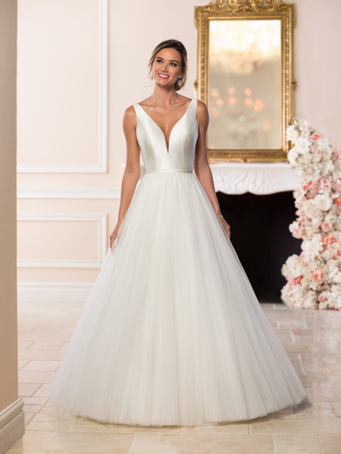 V-neck Tulle Ball Gown Wedding Dress 
