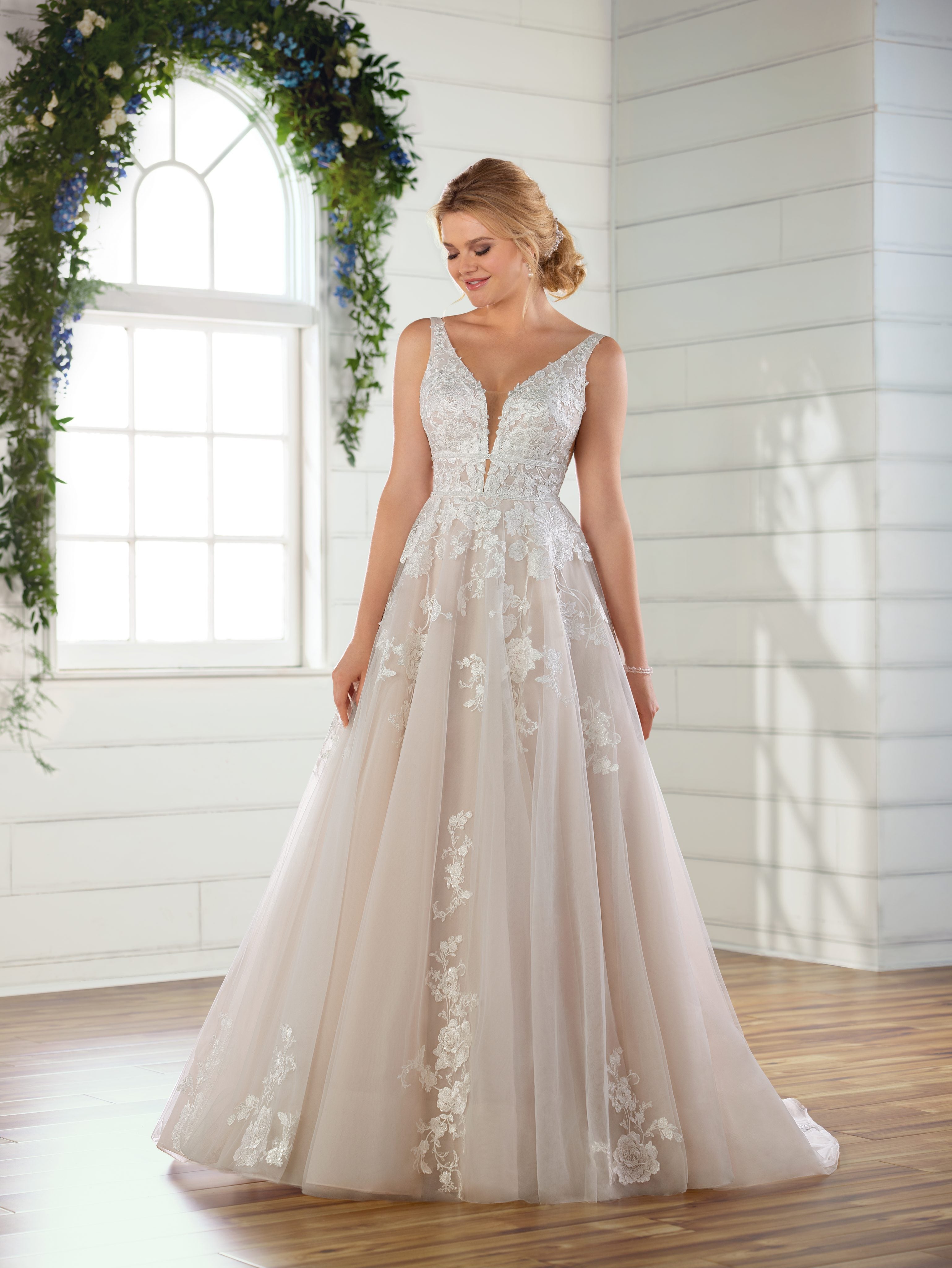 Sleeveless V-neck floral lace embroidered A-line wedding ...