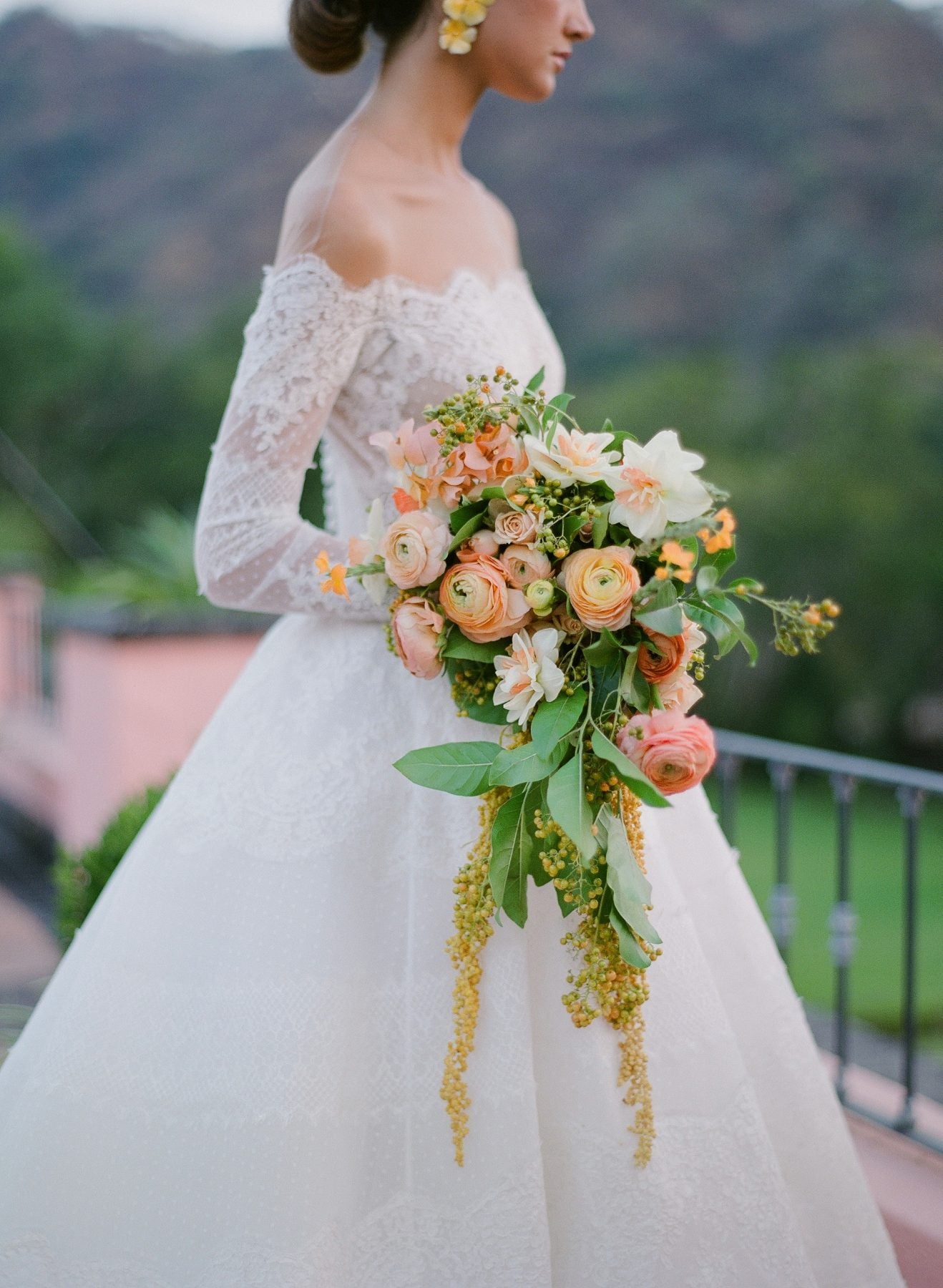 How to Match Your Bouquet to Your Wedding Dress Kleinfeld Bridal