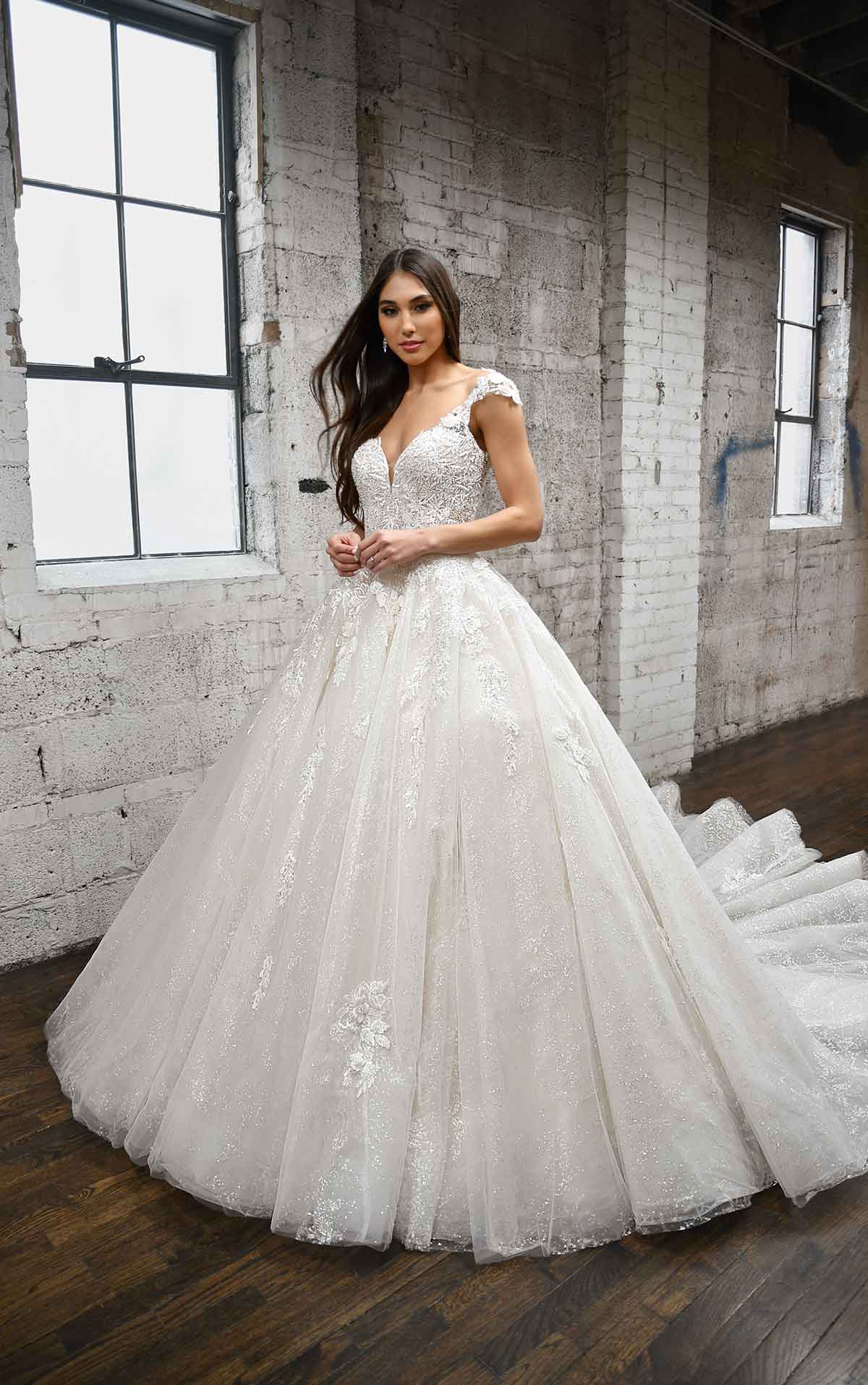 https://www.kleinfeldbridal.com/wp-content/uploads/2021/09/martina-liana-dramatic-sparkling-ballgown-with-lace-details-and-keyhole-back-34410159.jpg