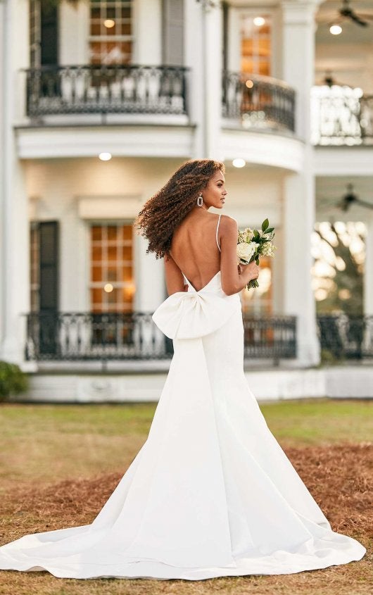 MINIMALIST FIT-AND-FLARE WEDDING GOWN WITH BOW by Martina Liana - Image 2