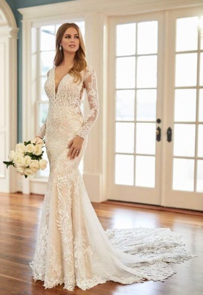VINTAGE-INSPIRED WEDDING GOWN WITH SCALLOPED TRAIN by Martina Liana