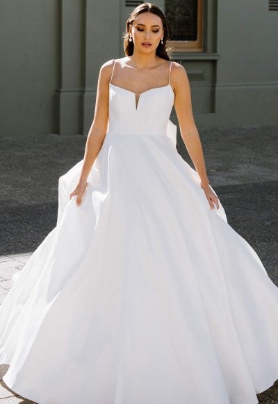 CLASSIC BALLGOWN WITH V-NECKLINE AND BACK BOW by Martina Liana