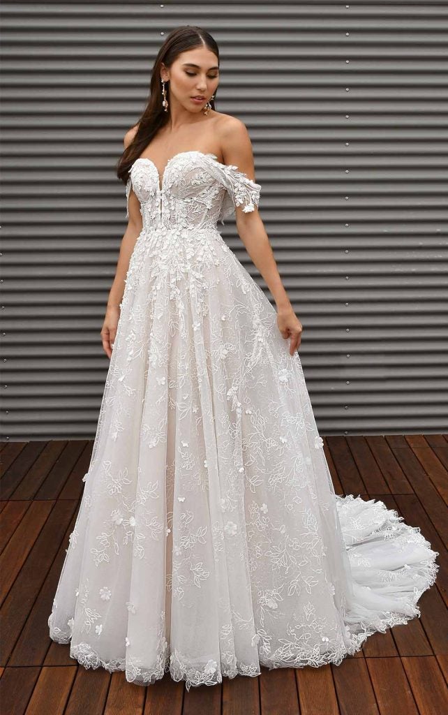 ELEGANT LACE SWEETHEART WEDDING DRESS WITH OFF-THE-SHOULDER STRAPS