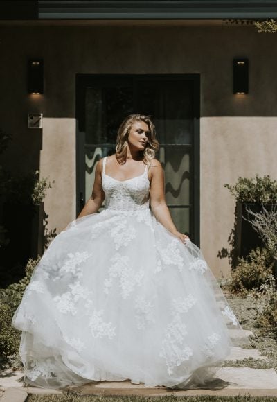 Sleeveless A-line Wedding Dress With Lace Applique by Beccar la Curve