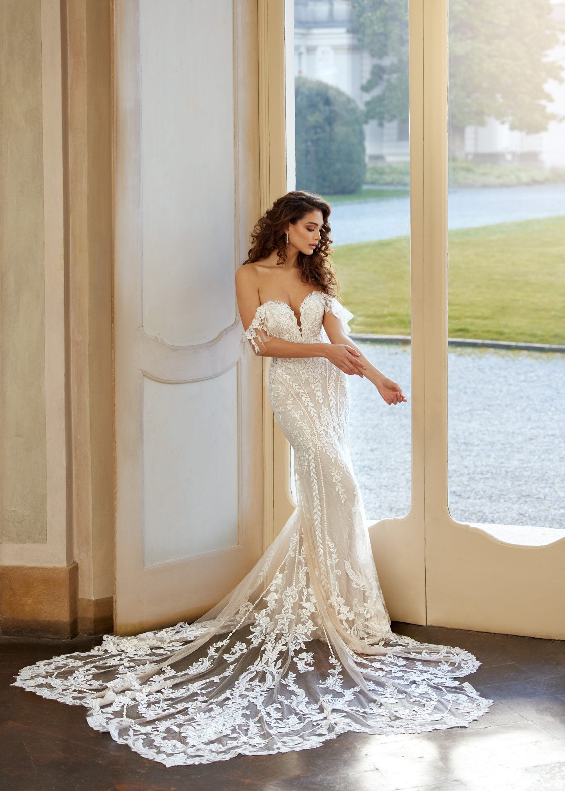 https://www.kleinfeldbridal.com/wp-content/uploads/2022/10/randy-fenoli-lace-strapless-fit-and-flare-wedding-dress-with-off-the-shoulder-straps-34599027.jpg