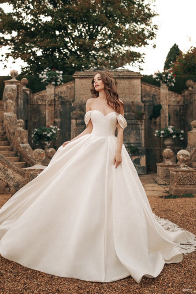 18 Fairytale Wedding Dresses for an Enchanted, Whimsical Look | Wedding  dresses whimsical, Fairy tale wedding dress, Wedding dress trends