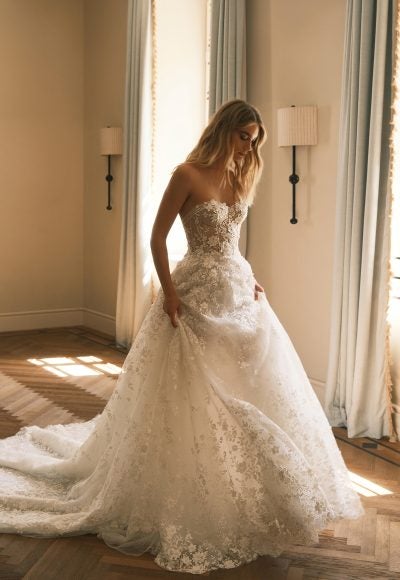 Vestido de noiva  Fancy wedding dresses, Elegant wedding dress