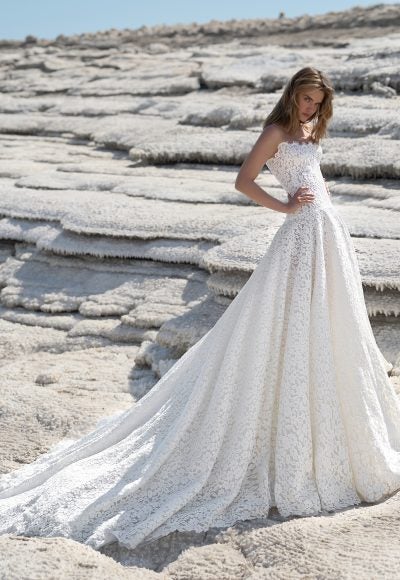 24 Elegantly Tailored Wedding Dresses For Pear Shaped Body