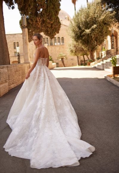 Romantic Lace A-Line Wedding Dress With Detachable Shawl by Arava Polak - Image 3
