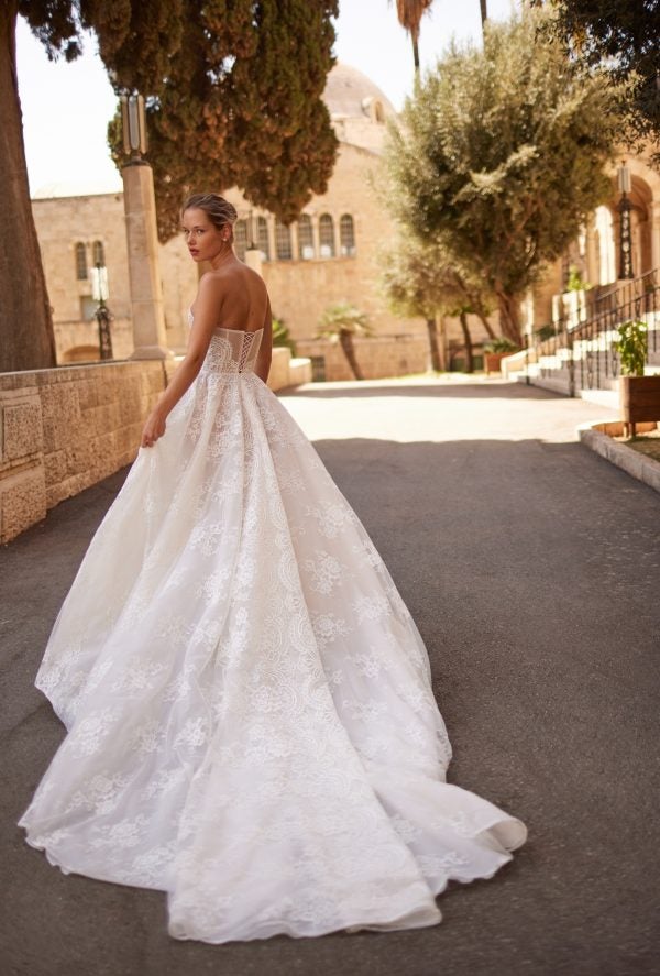 Romantic Lace A-Line Wedding Dress With Detachable Shawl by Arava Polak - Image 3