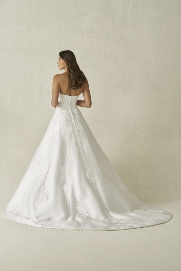 Plus-Size Modern A‑Line Wedding Dress With 3D Floral Lace by Allure Bridals - Image 3